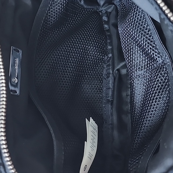 Lululemon Everywhere Belt Bag Black Fleece - Picture 4 of 9